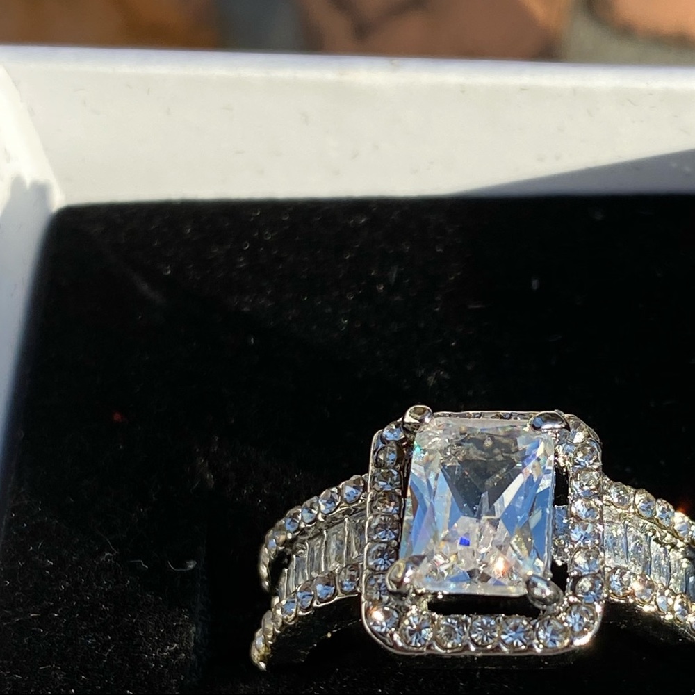 Beautiful Ring - Picture 5 of 9